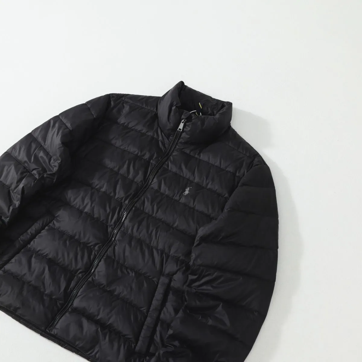 P306 💰 Polo Ralph Lauren 24ss Classic Stand Collar Spare Rib Bread Jacket Down Jacket Series. Solid color Ralph is going crazy this year. The new rib down jacket is a must-have for winter. It is made of nylon and nylon double double-layer sealing design will not cause any cotton leakage. The built-in drawstring buckle is adjustable and windproof and cold-proof. Ralph Lauren comes from the United States and has a strong American flavor. There are two brands under the name of Ralph Lauren: Poloby Ralph Lauren and Ralph Lauren has created a sales field of high-quality fashion in the world and continues the reputation of designer Ralph Lauren and the glorious image of the Ralph Lauren brand. 👍 Color: Black White Navy Size: M-L-XL-XXL Plane measurement unit CM, due to different measurement methods, there is an error of 2-3cm within the normal range Size Length Bust Sleeve length Shoulder width M 70 122 67 47.5 L 72 126 68 49 XL 74 130 69 50.5 2XL 76 134 70 52